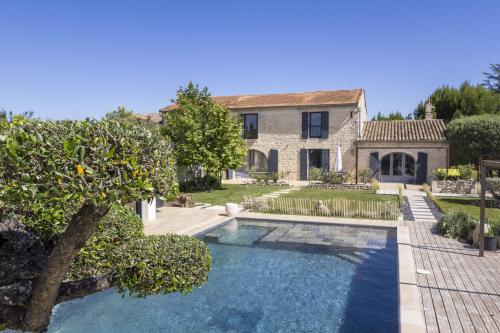 une maison avec une piscine en face d'une cour dans l'établissement Le Mas des Oliviers, à Châteaurenard