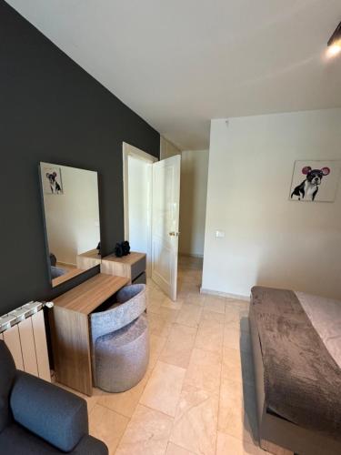 ein Schlafzimmer mit einem Bett und einem Spiegel in der Unterkunft A Suites Apartments Faraya in ‘Ayn Barq