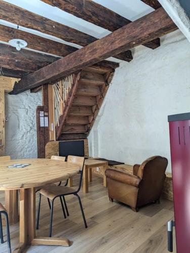 une salle à manger avec une table et des chaises en bois dans l'établissement Maison au cœur de la ville de Mende, à Mende