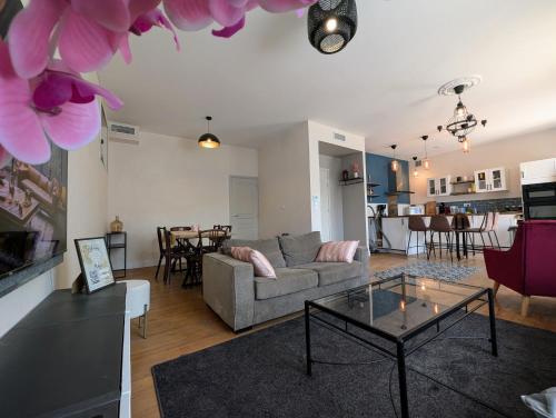 un salon avec un canapé et une table dans l'établissement Très beau 3 pièces jusqu'à 6 voyageurs - El Paradisio, à Lourdes