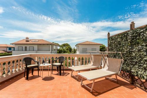 a patio with chairs and a table on a balcony at Hotel Sonia in Forte dei Marmi
