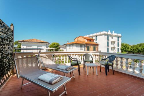 a group of chairs sitting on a balcony at Hotel Sonia in Forte dei Marmi