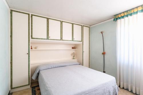 a bedroom with a white bed and a window at Hotel Sonia in Forte dei Marmi