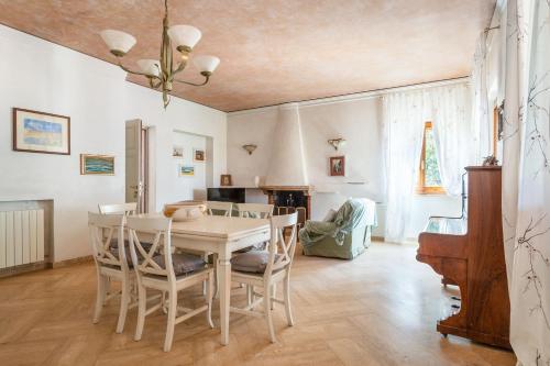 a dining room with a table and chairs at Hotel Sonia in Forte dei Marmi