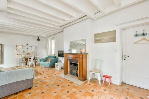 un salon avec un canapé et une cheminée dans l'établissement Stunning duplex near Place de la Nation, à Paris