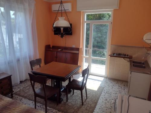 a kitchen with a table and chairs and a window at B&B Cuccagna in Rocca deʼGiorgi