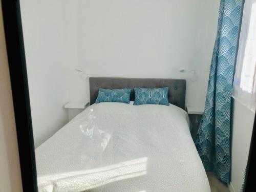 Ένα ή περισσότερα κρεβάτια σε δωμάτιο στο Appart au calme