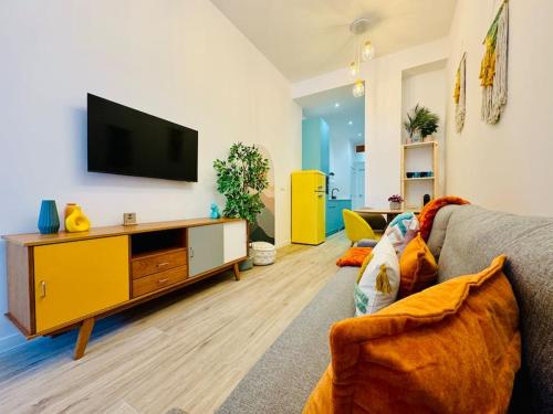 Una televisión o centro de entretenimiento en Color & Design next to Russafa SOHO