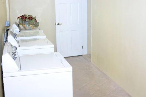 Ένα ή περισσότερα κρεβάτια σε δωμάτιο στο Sleek 1-Bedroom Apt #1 - 5 Mins to SGU
