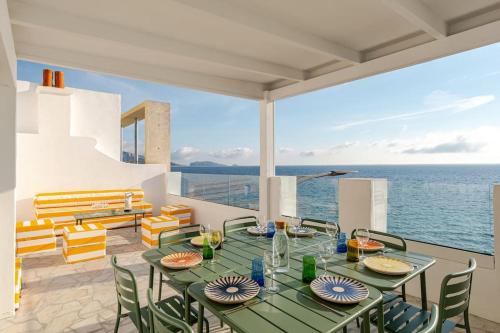une salle à manger avec une table et des chaises et l'océan dans l'établissement Villa des Prophètes - Corniche Marseille- Bord de Mer- Vue Unique- Plage, à Marseille