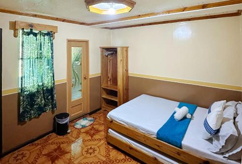 Postel nebo postele na pokoji v ubytování RedDoorz at Bilza Lodge Sagada