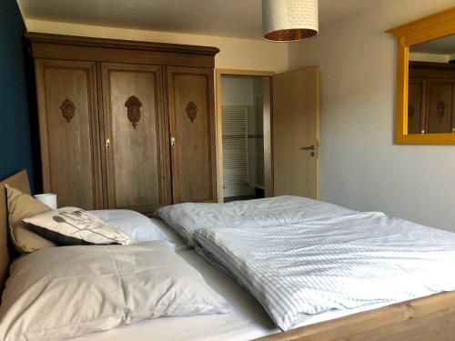 a bed with two pillows on it in a bedroom at Ferienwohnung Weitblick in Klein Vielen