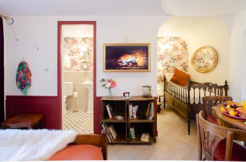 a living room with a couch and a crib in a room at Retro Reverie, avec parking gratuit et terrasse in Ban-Saint-Martin