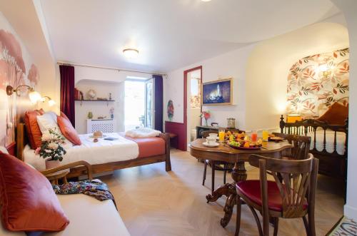 a bedroom with a bed and a table and chairs at Retro Reverie, avec parking gratuit et terrasse in Ban-Saint-Martin