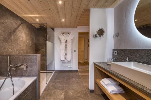 Koupelna v ubytování Flocons de Sel - Relais & Chateaux