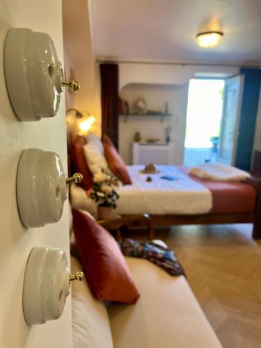 a room with two beds and a room with two beds at Retro Reverie, avec parking gratuit et terrasse in Ban-Saint-Martin