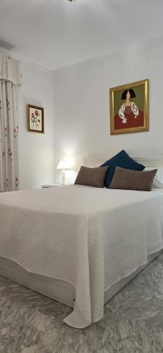 a bedroom with a large bed with a white bedspread at Apartamento Cozy Inns Beach in Torremolinos
