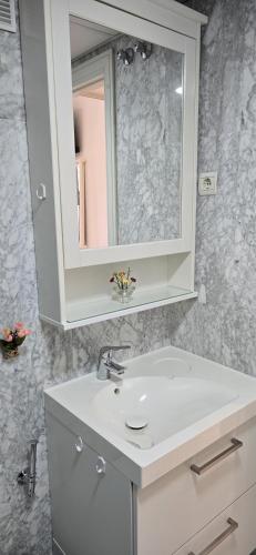 a bathroom with a white sink and a mirror at Apartamento Cozy Inns Beach in Torremolinos