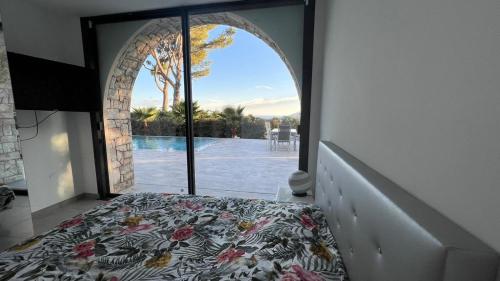 - une chambre avec une voûte et un lit dans une pièce dans l'établissement Villa Vue Mer Contemporaine avec,piscine, Hammam Jacuzzi, à Mougins