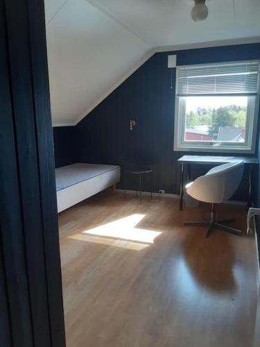 a room with a bed and a desk and a window at 2 etasje Jutulveien 6 in Tønsberg