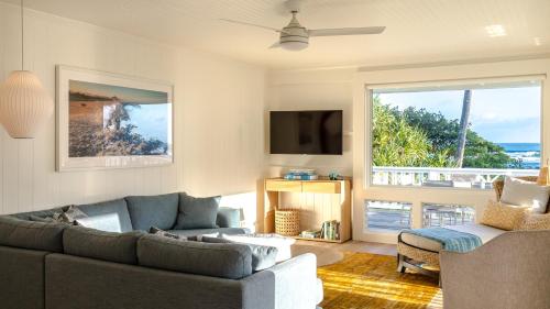 TV a/nebo společenská místnost v ubytování Hale Kalani home
