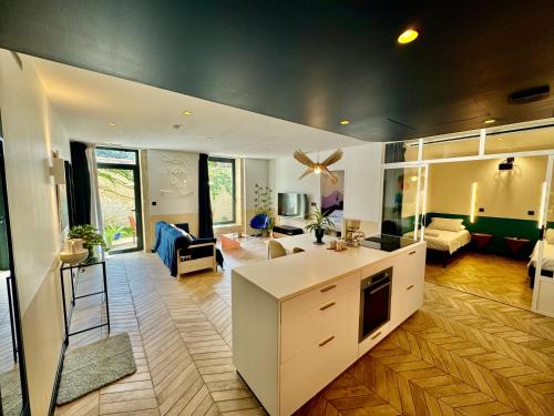 a room with a kitchen and a living room at Roma Divine home cinéma et jardin in Nîmes