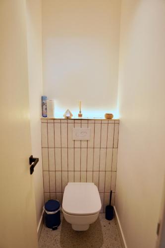a small bathroom with a white toilet in a stall at Roma Divine home cinéma et jardin in Nîmes