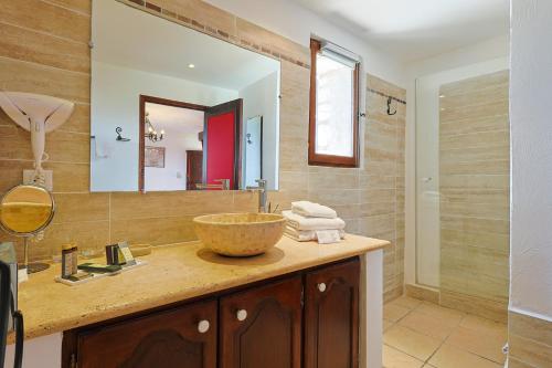 un bagno con lavandino e specchio di Château de Trigance a Trigance