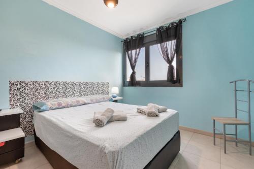 a bedroom with a bed with towels on it at La casa di Gianfranco in Puerto del Rosario