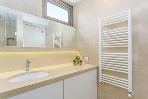 Koupelna v ubytování Aphrodite 2-Bedroom Apartment in Mar Mkhayel