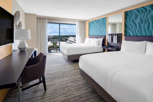 Letto o letti in una camera di Boca Raton Marriott at Boca Center