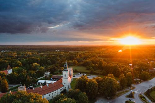 Východ nebo západ slunce při pohledu z hotelu nebo okolí