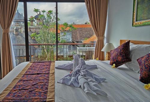 Postel nebo postele na pokoji v ubytování Mahaguna Ubud