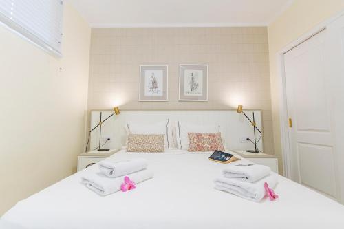 A bed or beds in a room at Apartment in beachfront complex in El Duque area, Costa Adeje