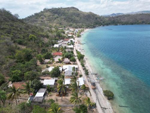 an aerial view of a beach with palm trees at Yellow Coco Gili Gede in Gili Gede