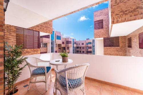 ein Wohnungsbalkon mit Tisch und Stühlen in der Unterkunft Vilos Canteras in Guanarteme