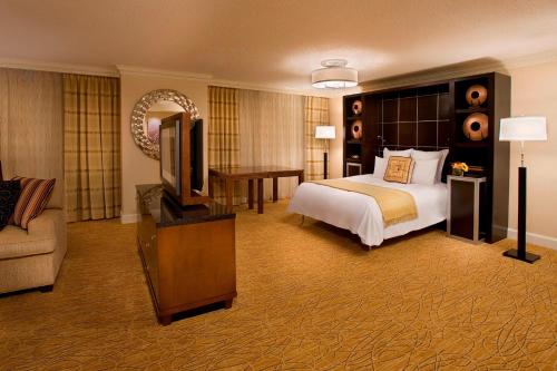 Un ou plusieurs lits dans un hébergement de l'établissement Toronto Airport Marriott Hotel