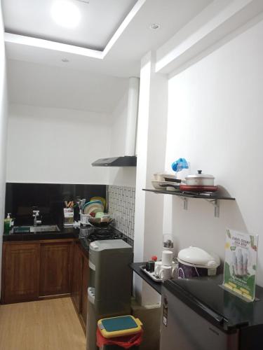 une cuisine avec un évier et un plan de travail dans l'établissement Villa de Voltaf, à Pasirputih