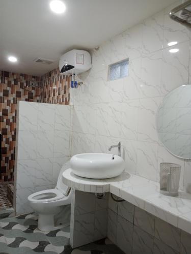 une salle de bain avec un lavabo et des toilettes dans l'établissement Villa de Voltaf, à Pasirputih