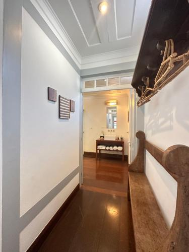 a hallway with a door leading to a bathroom at Casa Simone Pousada in Paraty