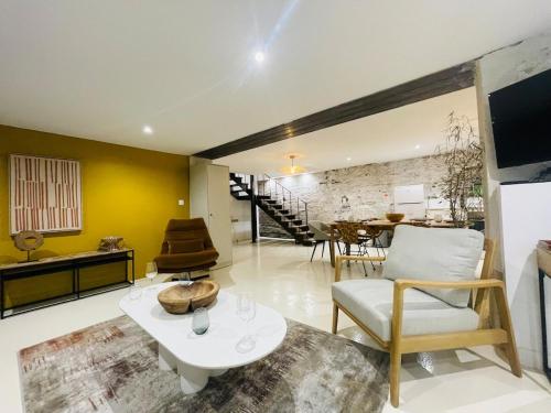 un salon avec un canapé et une table dans l'établissement Casa Atypique, à Angers