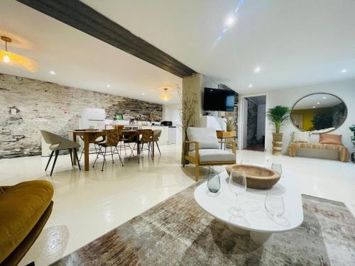 un salon avec une table et une salle à manger dans l'établissement Casa Atypique, à Angers