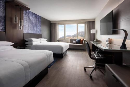 Postel nebo postele na pokoji v ubytování Boulder Marriott