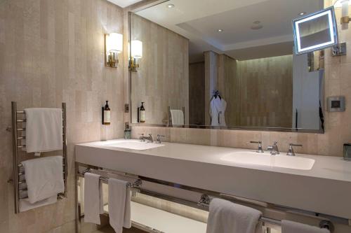 Un baño de Fairmont Amman
