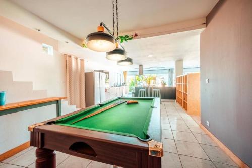 a pool table in the middle of a room at Grande Maison de 8 chambres au sud de"La Réunion" in Saint-Joseph
