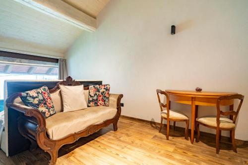 a living room with a couch and a table at Maison Rosset agriturismo, camere, APPARTAMENTI e spa in Valle d'Aosta in Nus