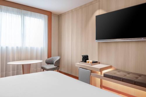 Телевизор и/или развлекательный центр в AC Hotel Huelva by Marriott