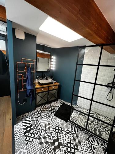 une salle de bain avec un lavabo et un miroir dans l'établissement Superbe Duplex à Cannes, à Cannes