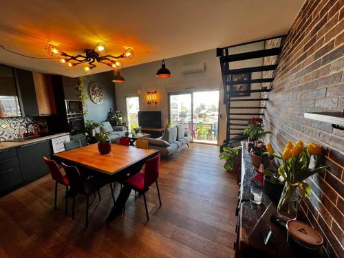 Il dispose d'une cuisine et d'un salon avec une table et un mur en briques. dans l'établissement Superbe Duplex à Cannes, à Cannes