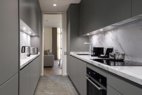 Кухня или мини-кухня в Marriott Executive Apartments Istanbul Fulya
